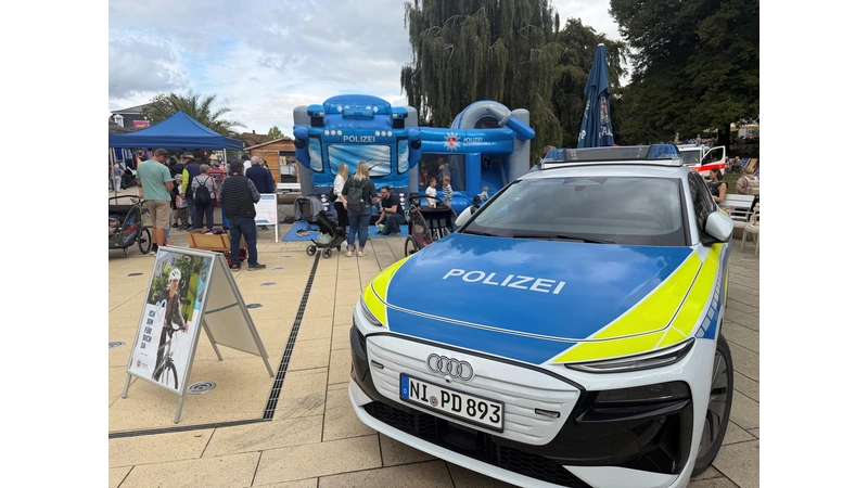 Audi A6 und Hüpfburg. (Foto: poilzei)