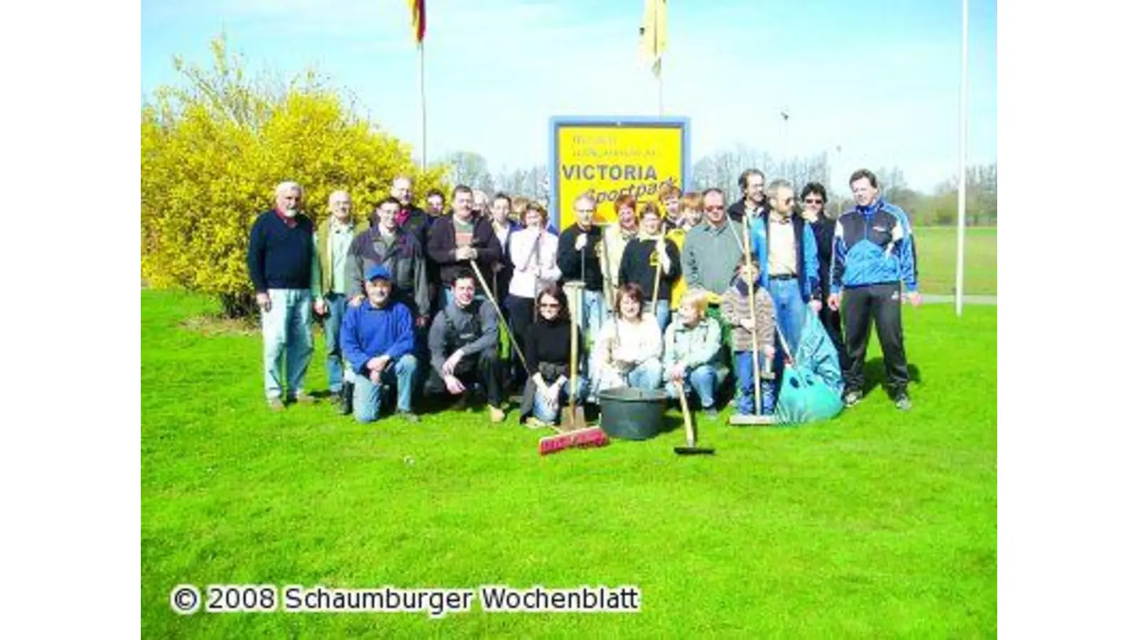 Etliche Besen fegen über Parkplatz (Foto: al)