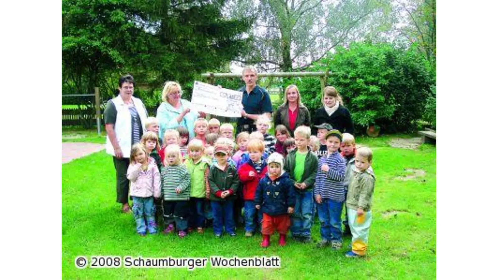 Dicker Scheck für die Kleinen (Foto: ih)