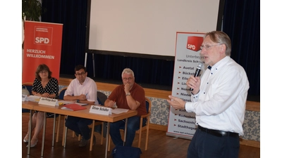 Katrin Hösl, Jan-Philipp Beck und Oliver Schäfer lauschen gespannt den Ausführungen von MdEP Bernd Lange.  (Foto: ab)