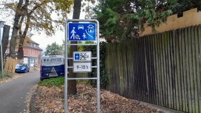 Was gilt, ist schwer zu erkennen: Aufkleber verdeckt die zulässige Parkzeit. (Foto: wb)