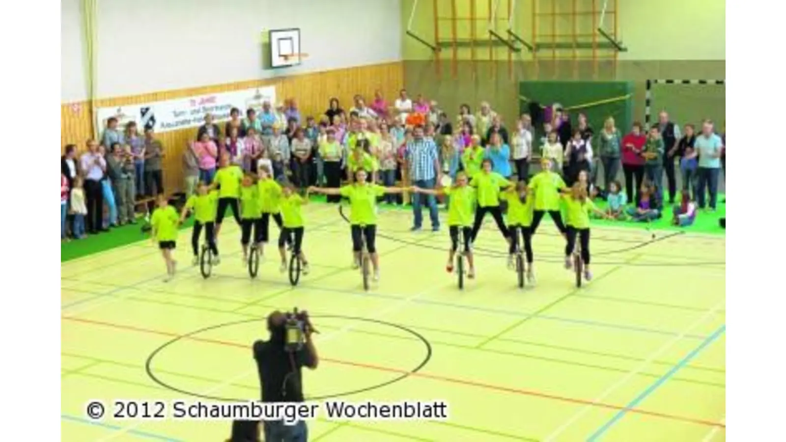 Zuschauer und Akteure sind aus dem Häuschen (Foto: red)