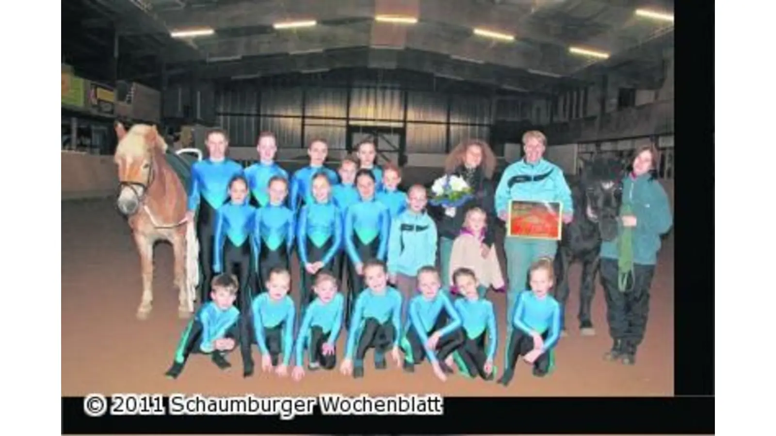 Voltigierer turnen jetzt in neuen blauen Anzügen (Foto: em)
