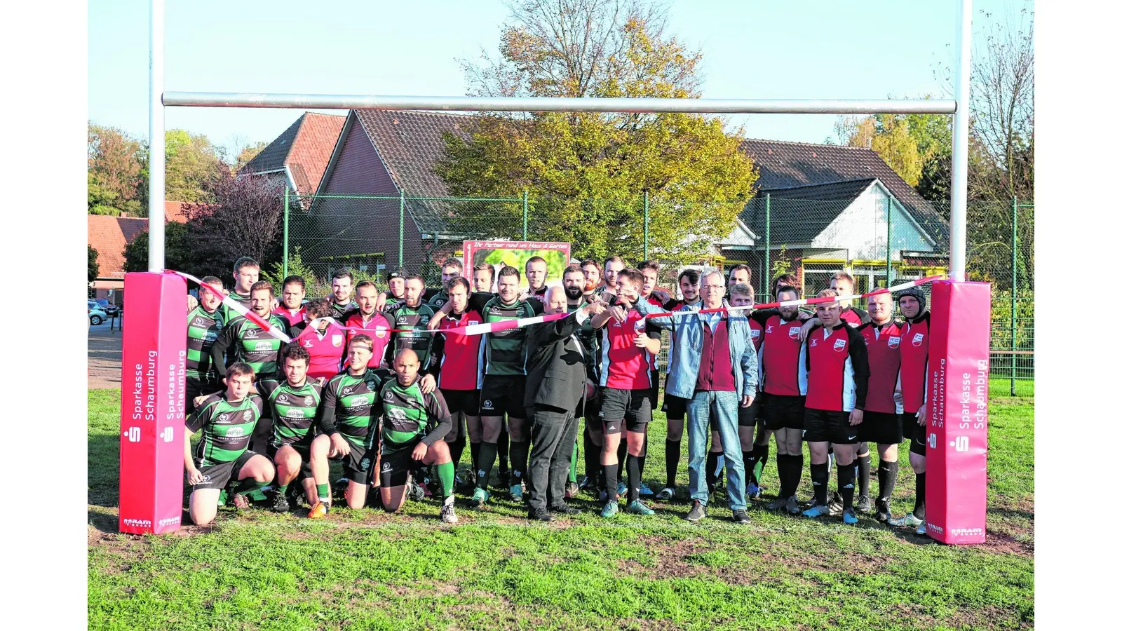 Der Fußballplatz wird zum Rugbyfeld (Foto: bb)