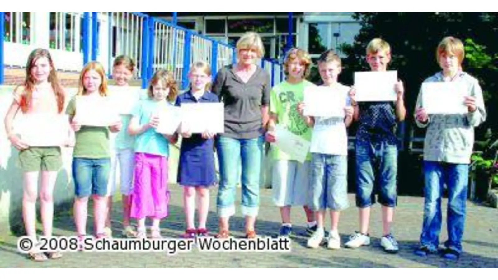 Kinder erhalten Ehrenurkunden (Foto: red)