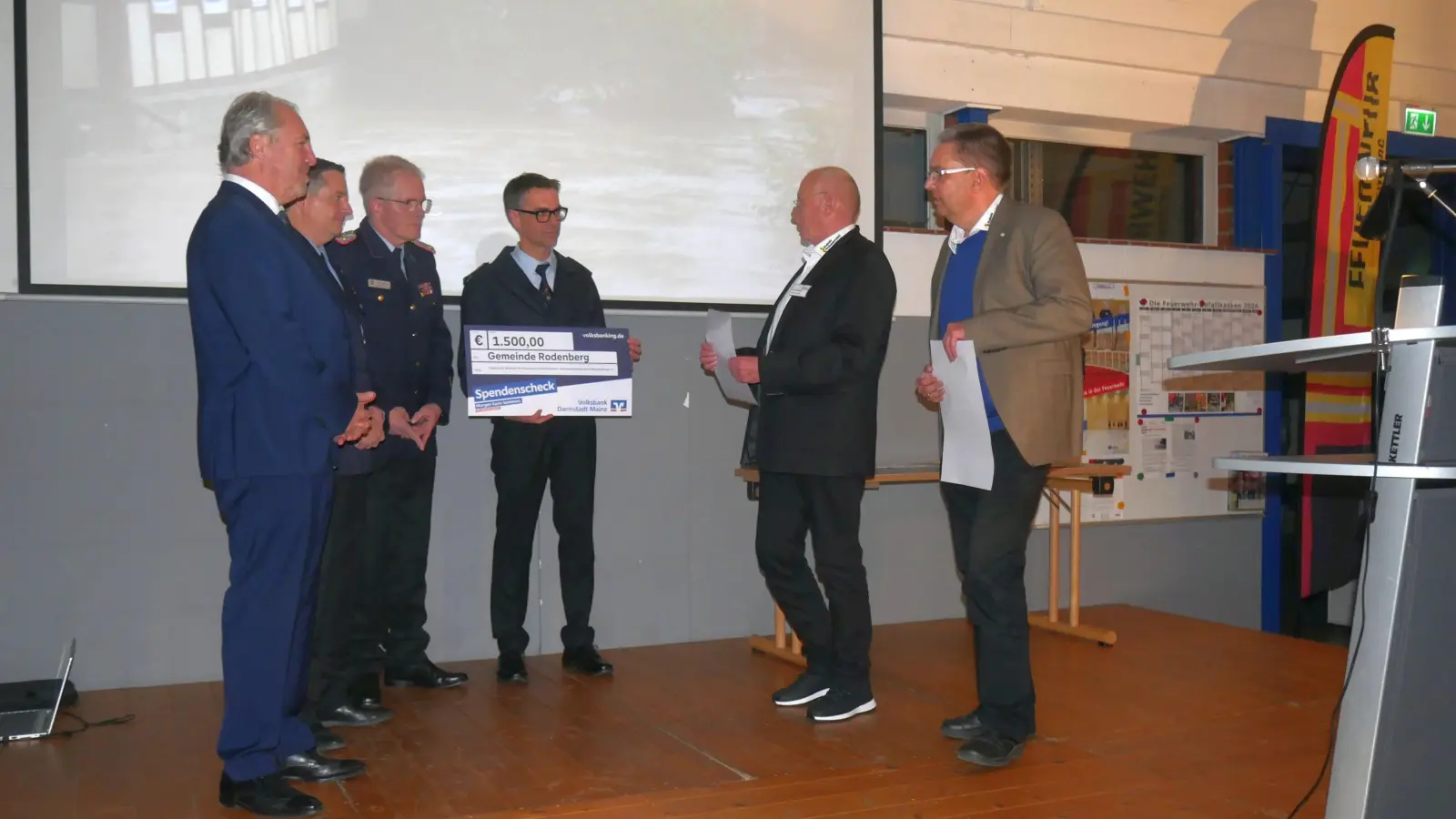 Klaus Röttcher, Ostfalia (re.) und Harald Blum bei der Preisübergabe. (Foto: gk)