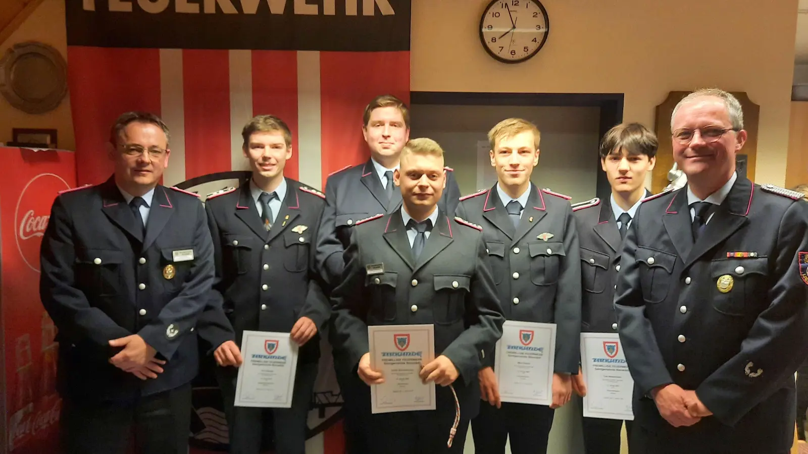 Die Geehrten und Beförderten: Lutz Enning (v. li.), Finn Blanke, Felix Bulmahn, Justin Zimmermann, Mika Panten, Tom Nebermann, Björn Held. (Foto: privat)