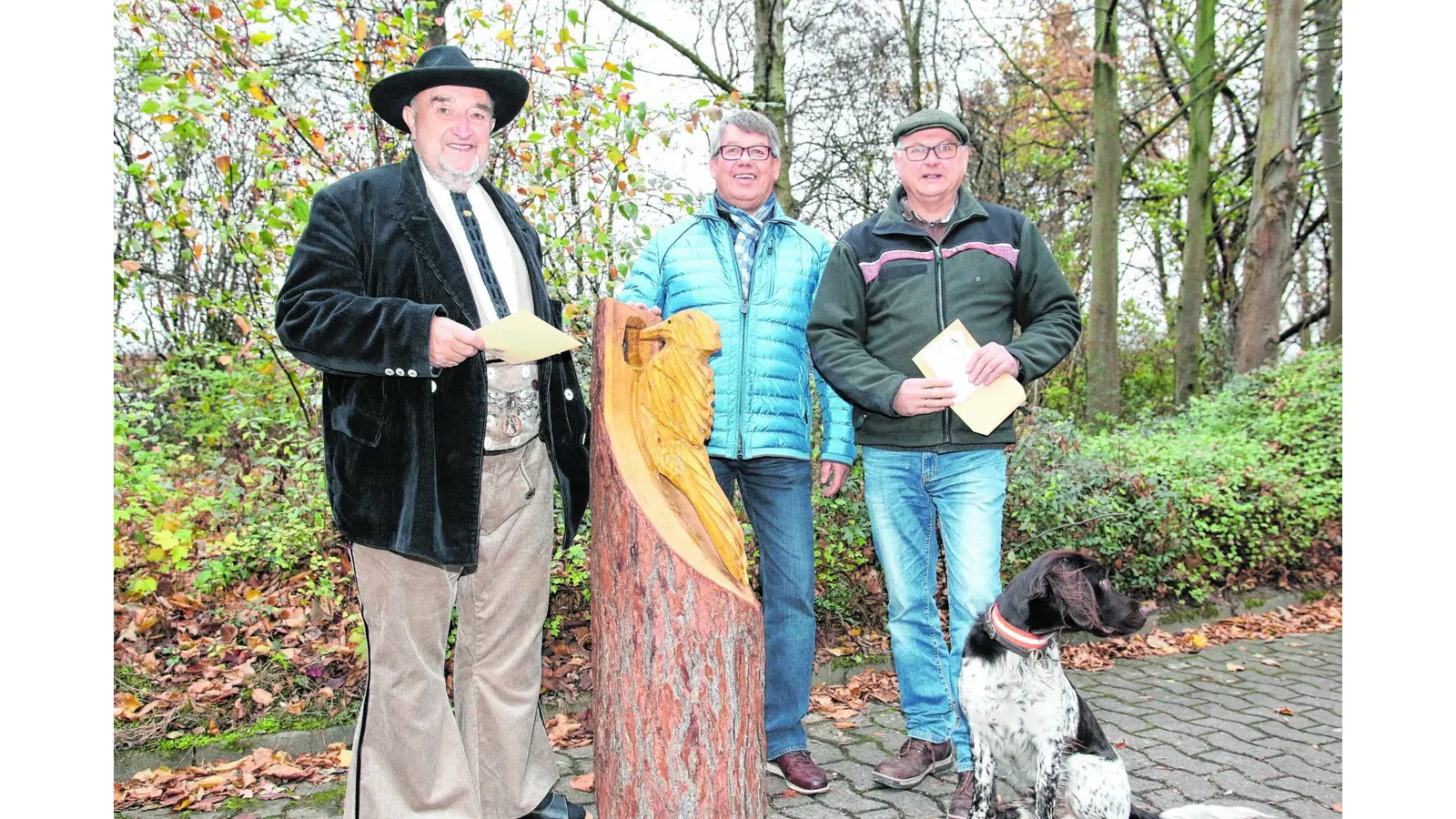 Specht-Skulptur und heiße Wildbratwurst (Foto: red)