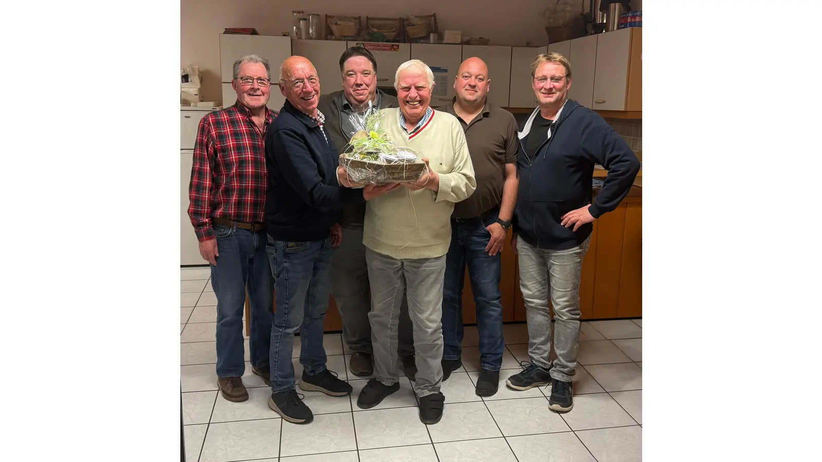 Das neue Vorstandsteam der Jagdgenossenschaft mit Hans-Heinrich Schütte, Heinrich Ahnefeld, Andreas Ahnefeld, Frank Sahlfeld und Ralf Grützner verabschieden den scheidenden Vorsitzenden Heinz Bartels (4. v. li.).  (Foto: privat)