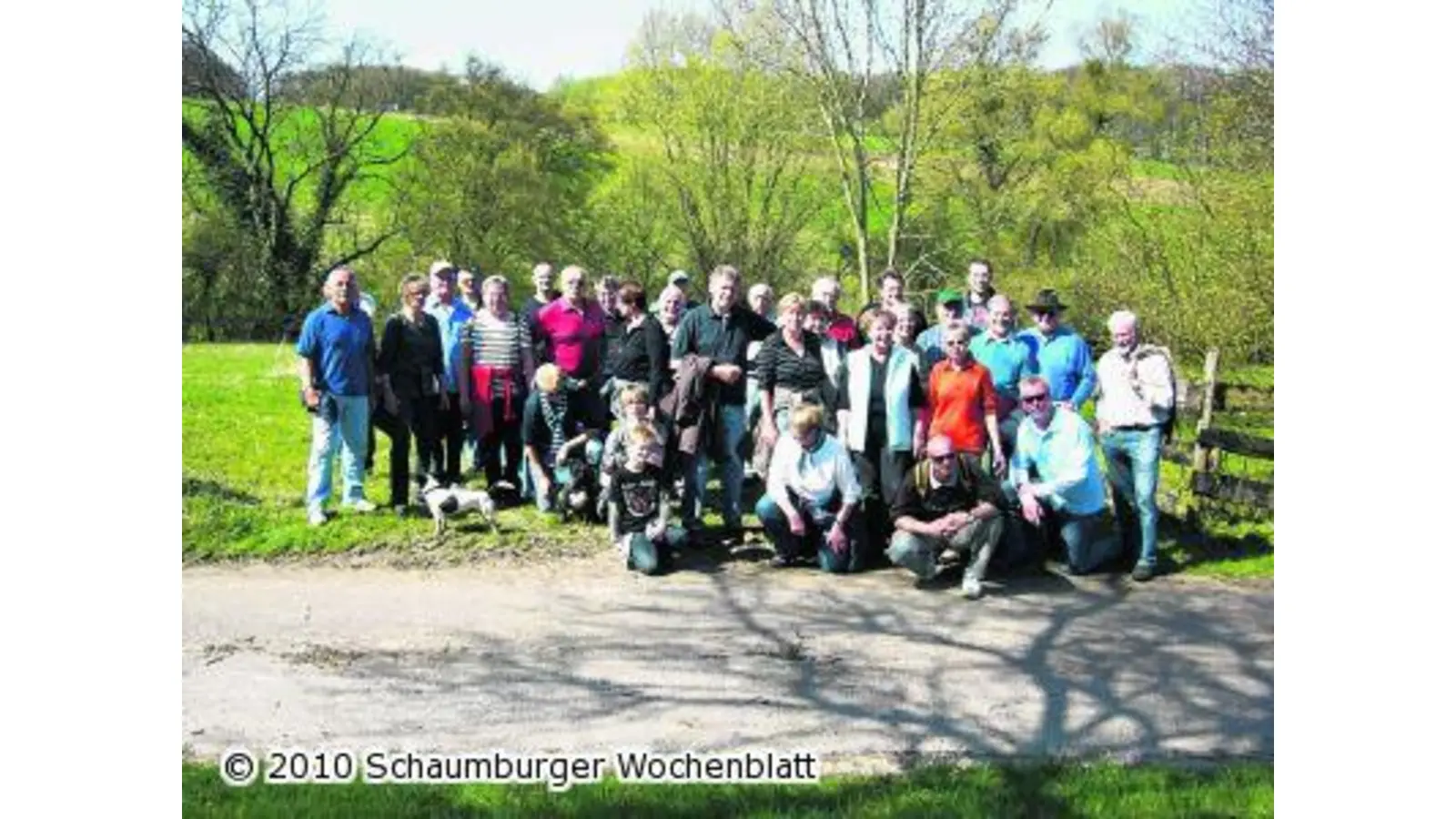Schnatgänger bewundern historische Grenzsteine (Foto: red)