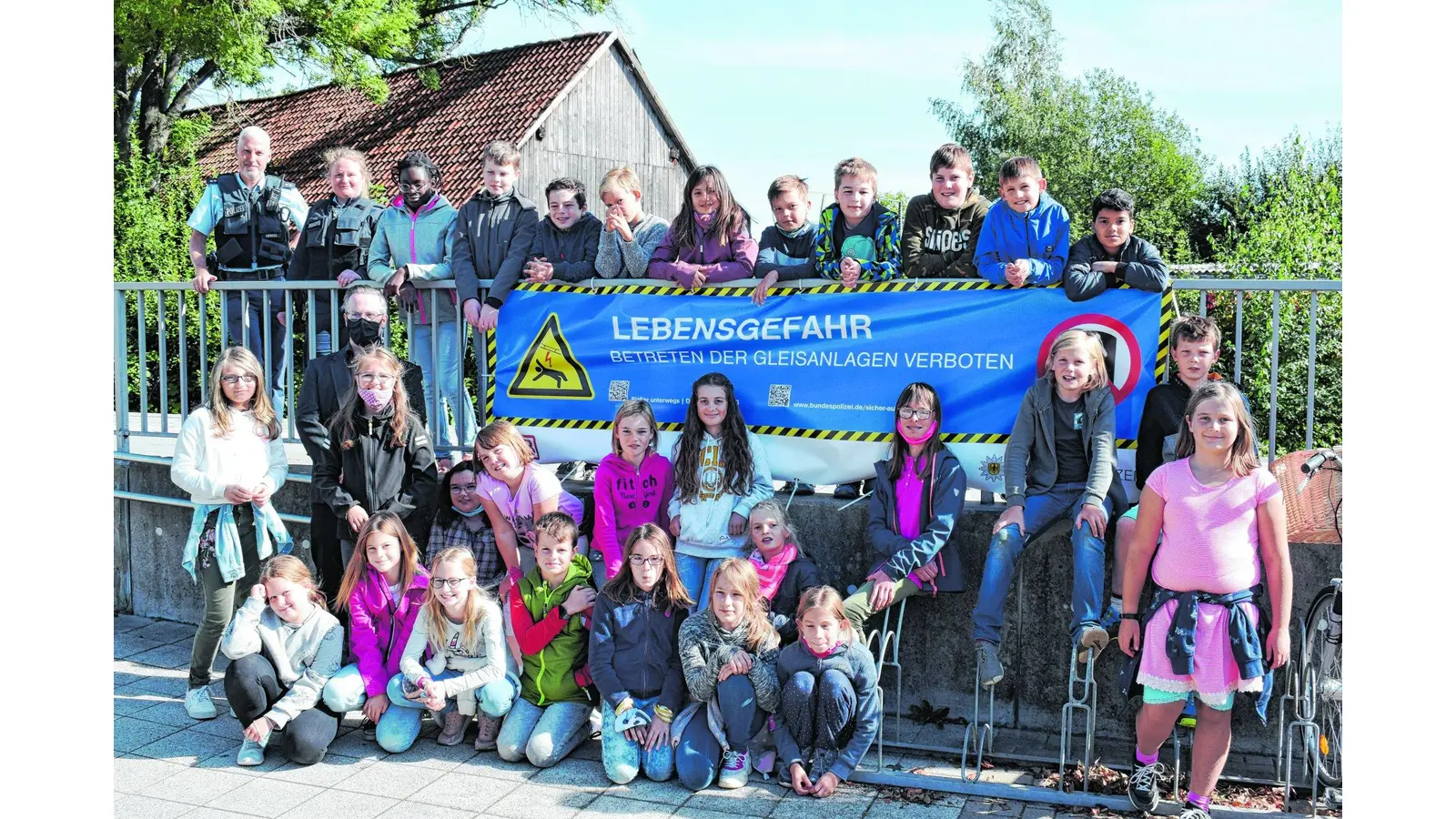 Schüler hängen Warnung auf (Foto: cs)
