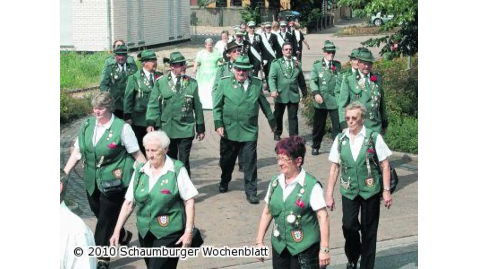 Plötzlich ist die überdachte Musikbühne verschwunden (Foto: red)