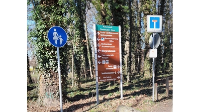 Erneuerung längst beschlossen: Touristische Wegweiser sollen ersetzt werden. (Foto: wb)