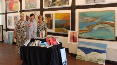 Stellen gemeinsam in der Kunstscheune aus (v.li.): Christine Rösser, Suse Ilse und Heike Siekmann. (Foto: wb)