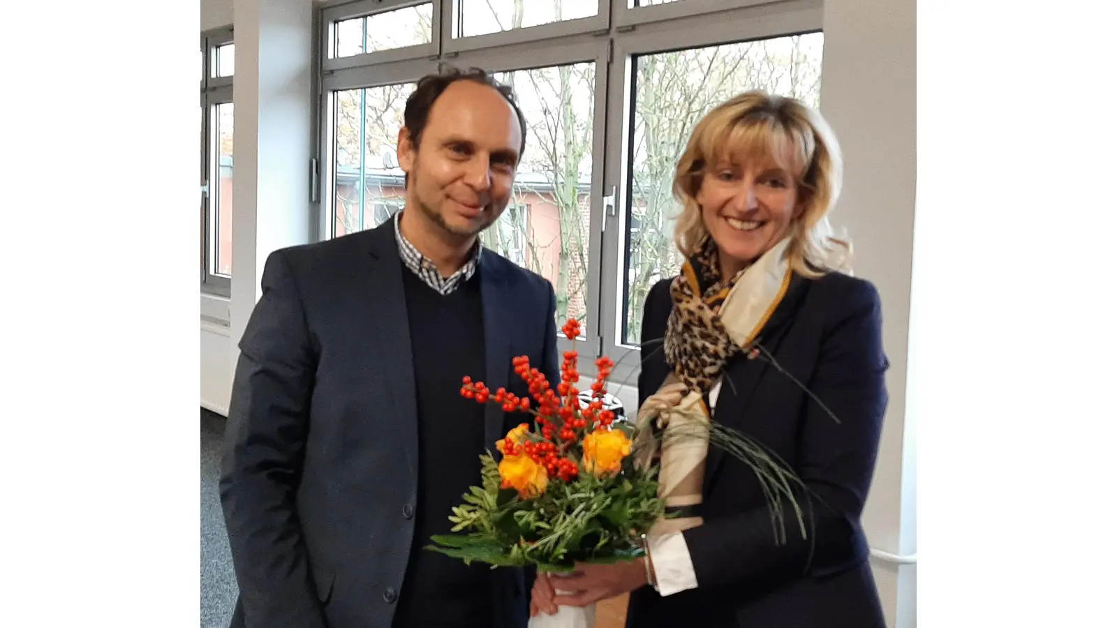 Bürgermeisterin und Stiftungsvorsitzende Andrea Lange begrüßt Lars Niemann neu im Vorstand der Stiftung für Rinteln. <br><br> (Foto: privat)