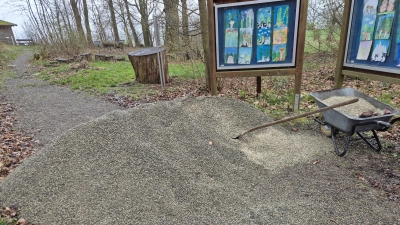 Muskelarbeit machte es möglich: Neuer Belag für die Wege im Bürgerpark Rodenberg. (Foto: privat)