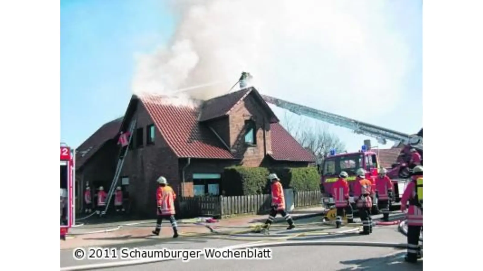Flammen schlagen aus dem Dachstuhl (Foto: wa)