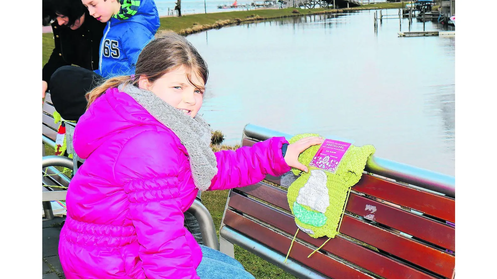 Häkelarbeiten verschwinden auf dem Steinhuder Kunstpfad (Foto: tau)