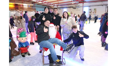 Der Nikolaus wird von den „Kleinen Kufen“ über das Eis gefahren. (Foto: bb)