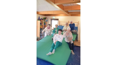 Die „Flinken Nadeln” testen die neuen Matten mit der Leiterin des Integrativen Kindergartens, Irene Dal (vorn Mitte). (Foto: ab)