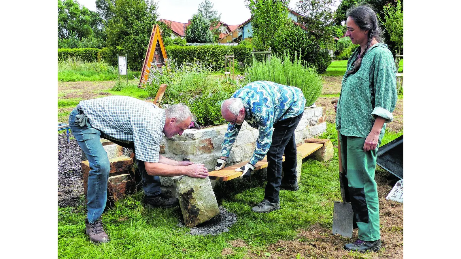 Stabile Bänke mit Apfel und Schmetterling (Foto: al)