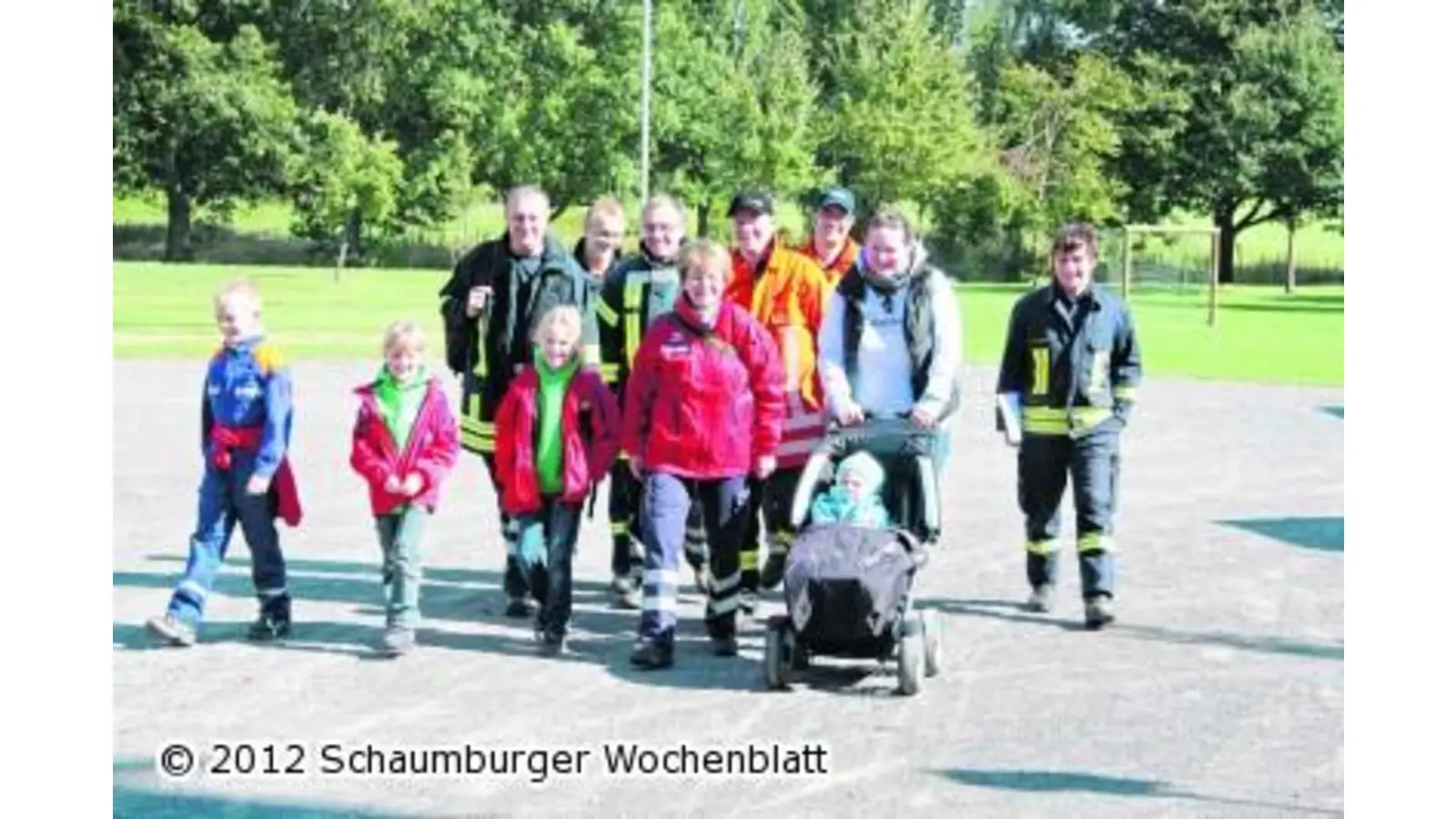 Zu Fuß lösen die zehn Gruppen die Aufgaben (Foto: gi)