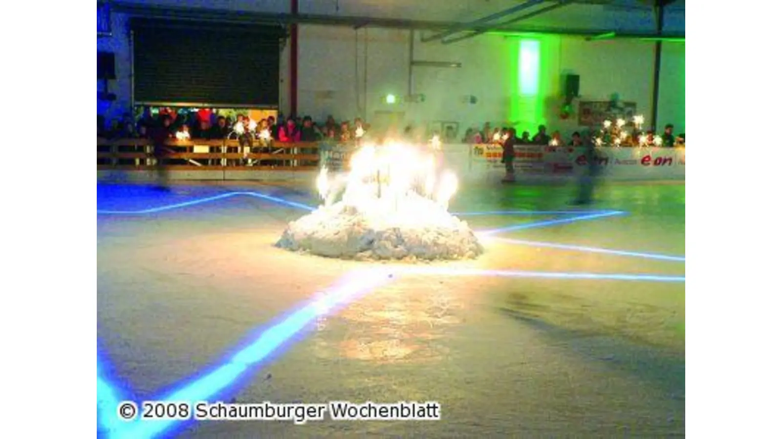 Finale mit Fackeln und Eishockey (Foto: al)