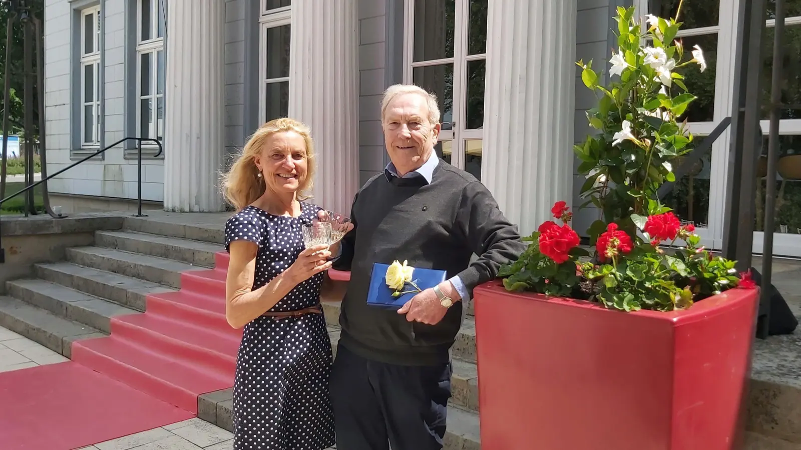 Ehrung für einen langjährigen Schülermentor am Schlösschen: Projektleiterin Elisabeth Meyer-Engelke dankt Harald Pinkepank am Roten Teppich. (Foto: gk)