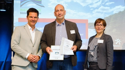 Mit Auszeichnung (v.li.): Regionspräsident Stefan Krach, Nils Hoffmann und Doreen Juffa. (Foto: privat)