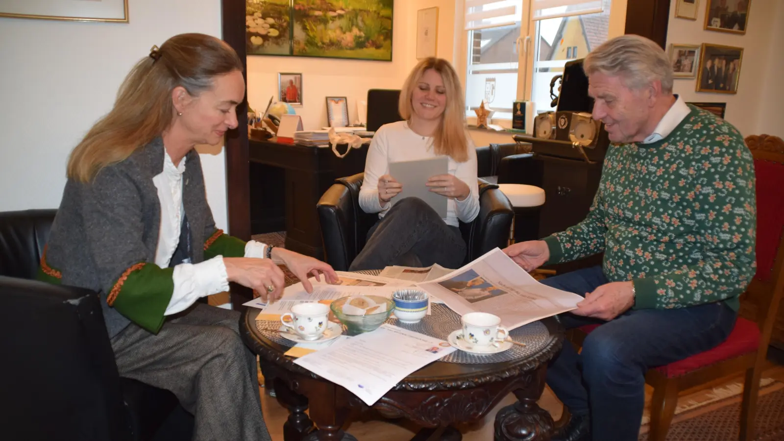 Das Team in Stadthagen beim Auswerten von Medien: Dieter F. Kindermann, Annalena Kindermann (Mitte), Tania von Schöning (frisch ernannte ICH-Botschafterin) (Foto: ab)
