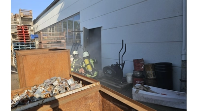 Unter Atemschutz werden die vermissten in der Halle gesucht. (Foto: Kreisfeuerwehr)