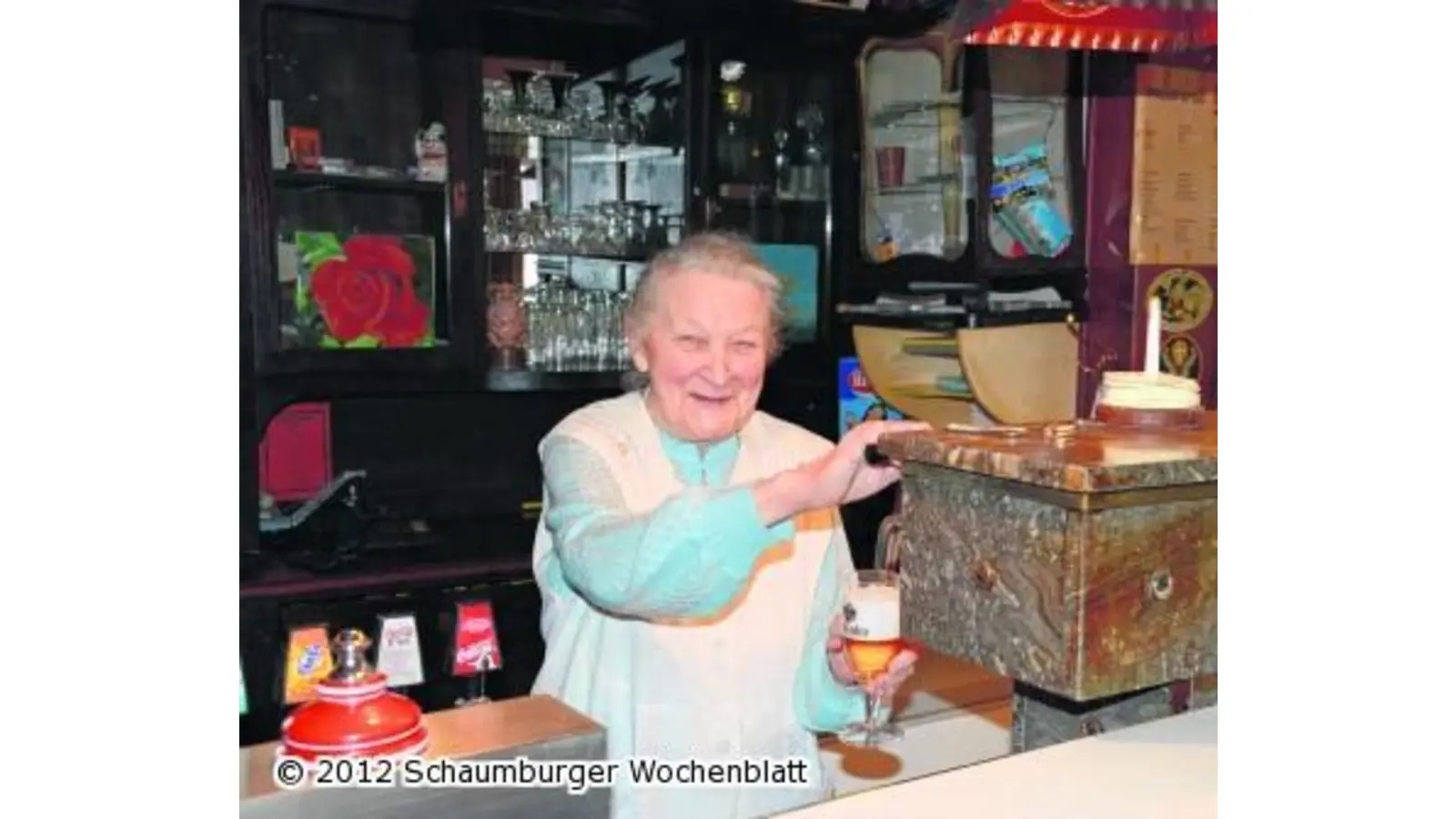 Seit 61 Jahren steht Karoline Hartmann nun schon Tag für Tag hinterm Tresen (Foto: red)