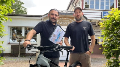 Mit E-Bike und Bild (v.li.): Kosta von Alten's Ruh und Marcel Birth. (Foto: Kathrin Götze)