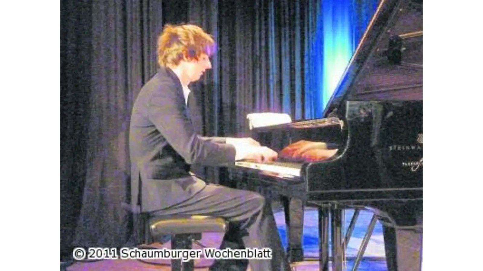 450 Zuhörer im Brückentor lassen sich von der Jazzmusik mitreißen (Foto: km)