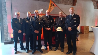 Die Geehrten v.l.n.r.: Marcus Bahr (stv. Abschnittsleiter Süd), Johann Schuster (stv. Ortsbrandmeister), Christoph Schuster (Ehrung 50 Jahre), Andreas Busche (Ehrung 40 Jahre) , Norbert Wischhöfer (Entlassung aus der Einsatzabteilung), Daniel Möller (Ortsbrandmeister). (Foto: privat)