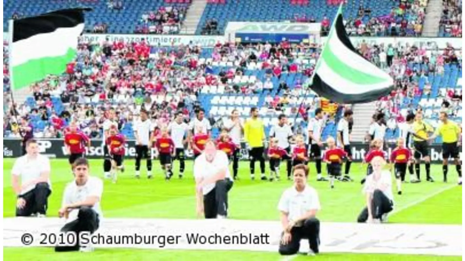 Kleine Fans an der Seite der Stars im Stadion (Foto: bb)