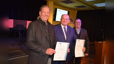 IHK-Chef Martin Wrede (re.) ehrt Uwe Seidel und Peter Mrasek für 25 Jahre Prüfertätigkeit. (Foto: ab)