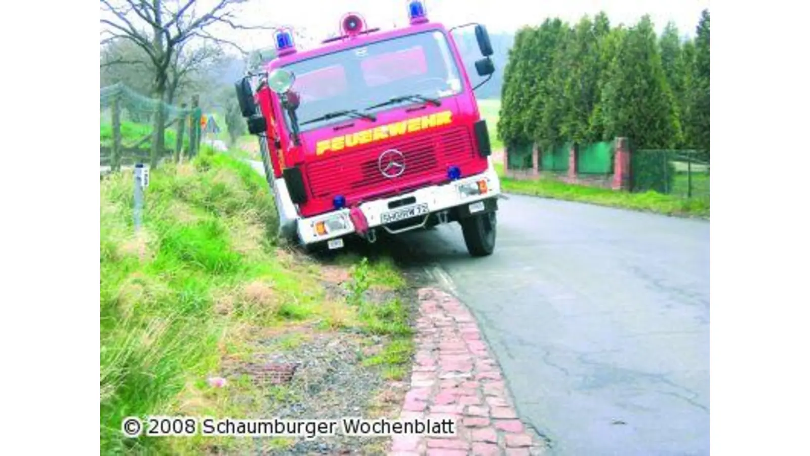 Feuerwehr rutscht in Graben (Foto: red)