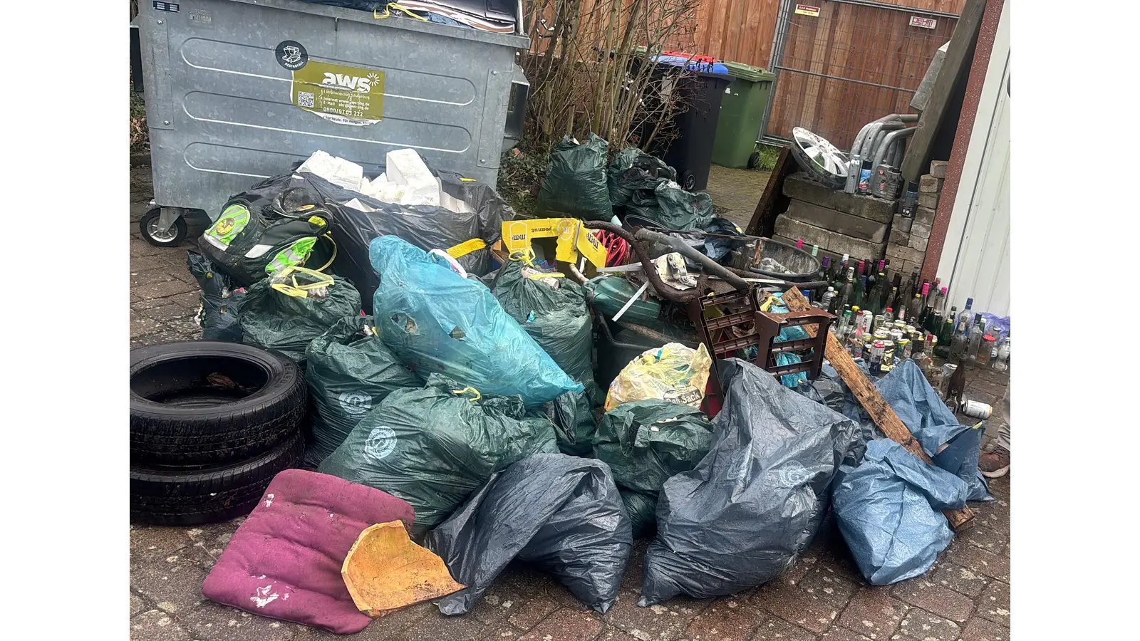 Die Helfer tragen von den verschiedenen Sammelpunkten einen großen Haufen Abfall zusammen.  (Foto: privat)