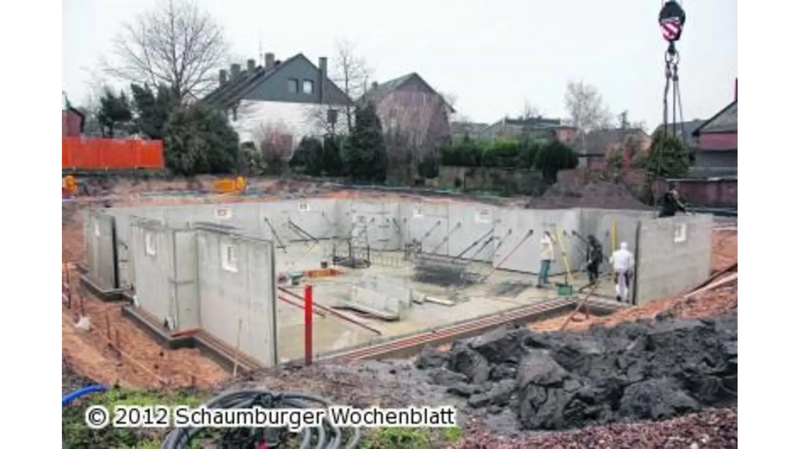 In der Baugrube stehen bereits die Kellerwände (Foto: jl)