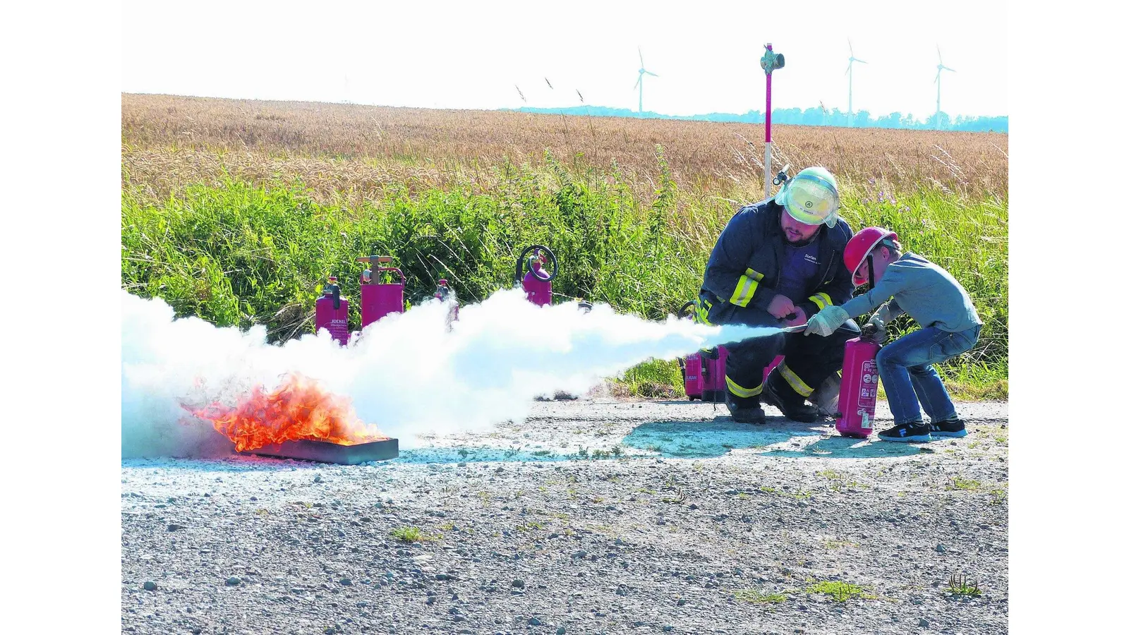 Beherzt greifen Kinder zum Feuerlöscher (Foto: al)