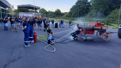 Wasser marsch: Die Jugendfeuerwehr verabschiedet Marcus Thiele mit einer ordentlichen Dusche aus den Kübelspritzen. (Foto: privat)