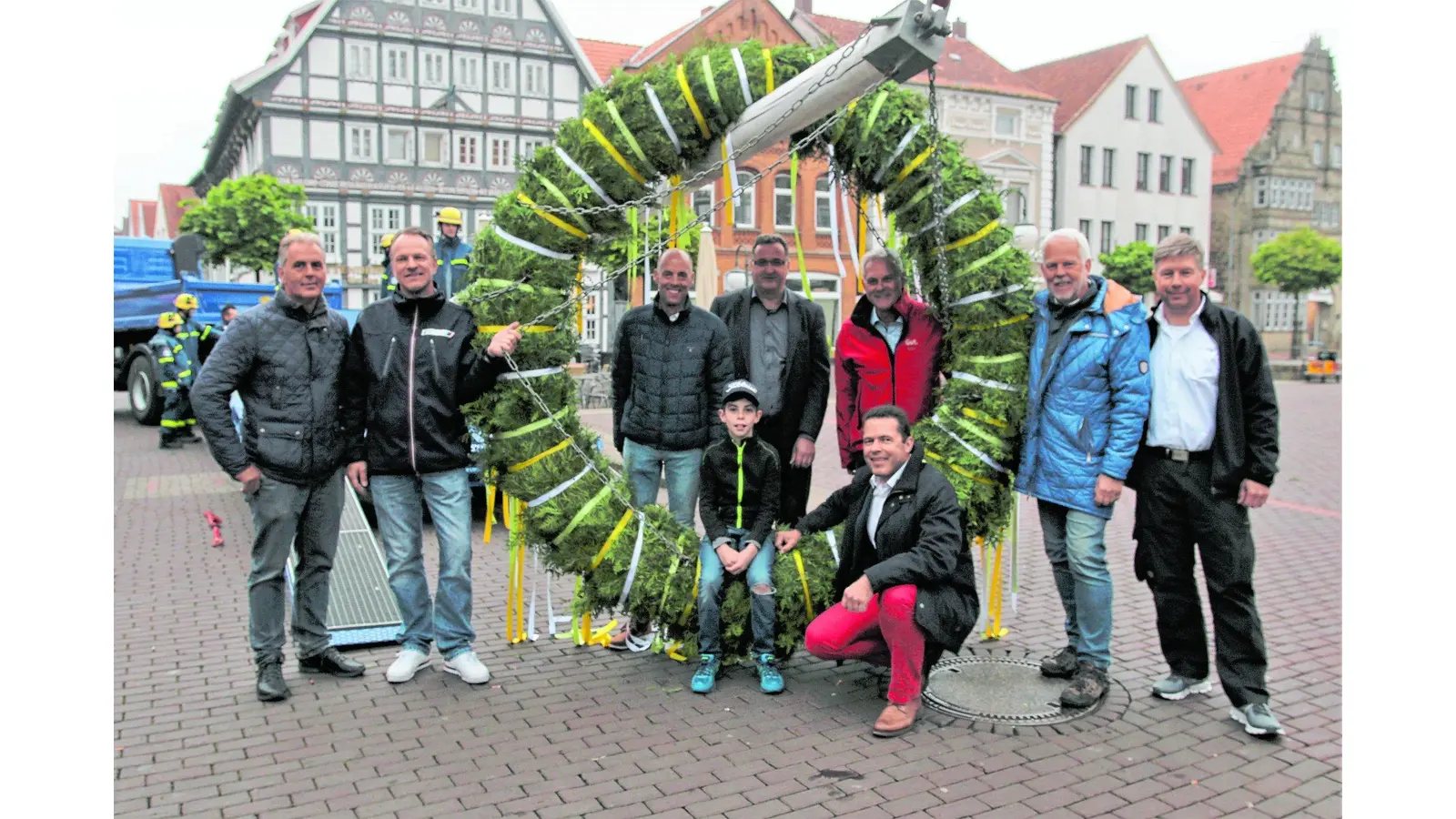 Der Maibaum steht schon auf dem Marktplatz (Foto: red)