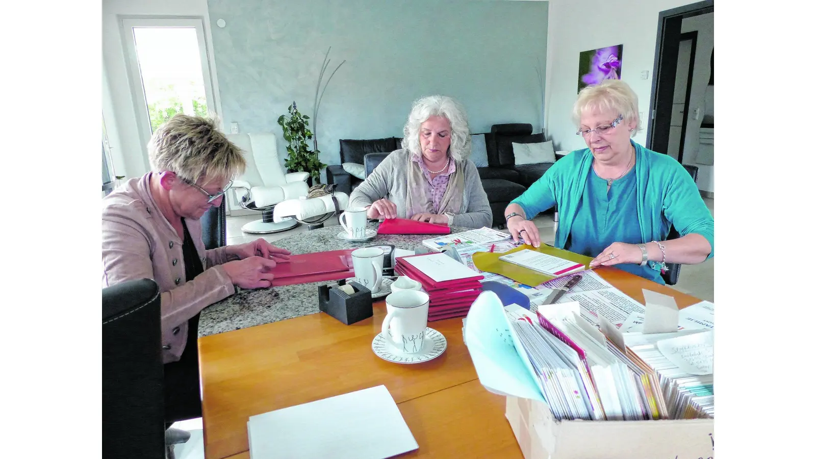 Drei Frauen basteln am Ferienprogramm (Foto: red)