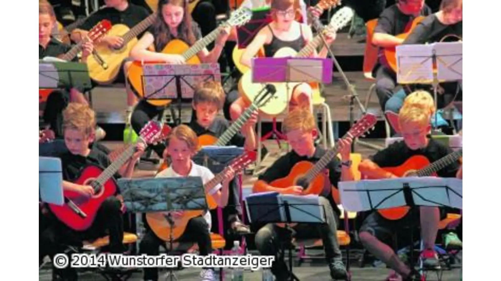 90 Gitarren auf einen Schlag (Foto: tau)