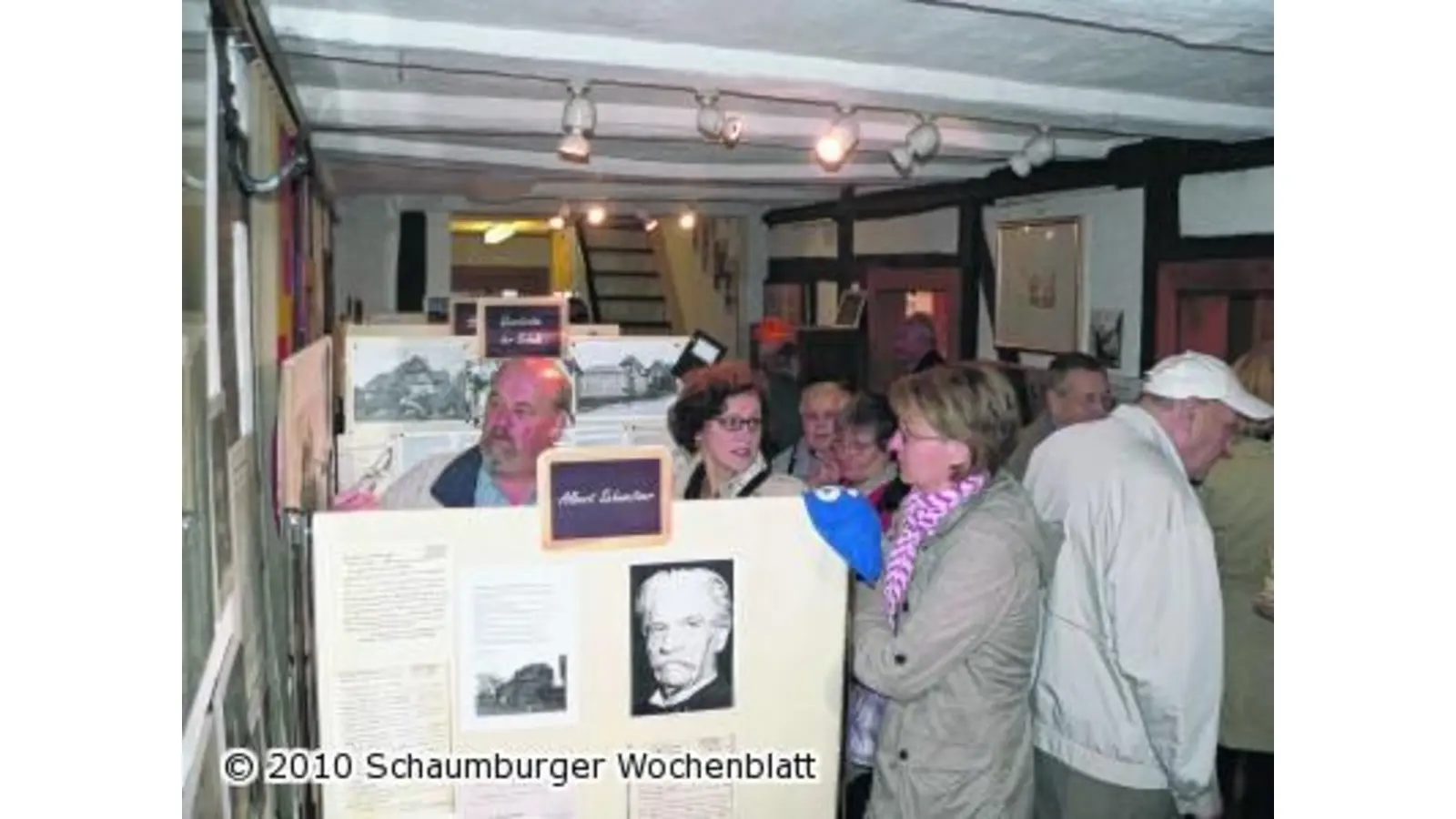 Vielleicht finden sich die Besucher auf den alten Klassenfotos wieder (Foto: al)