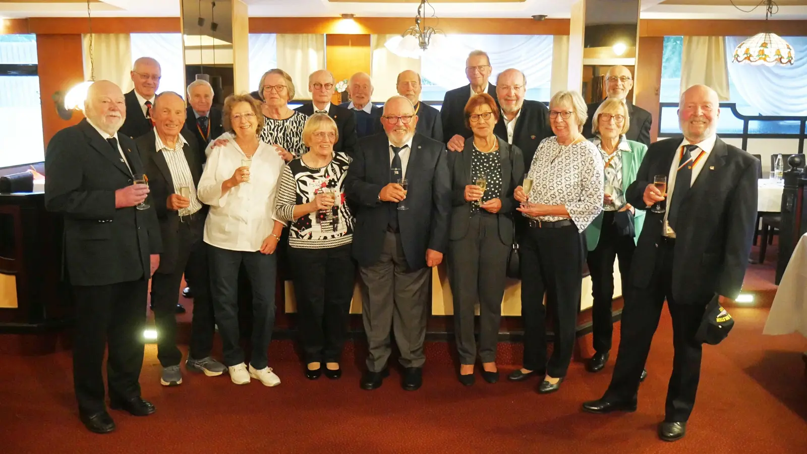 Die Besatzmitglieder der Schleswig-Holstein mit ihren Partnerinnen. (Foto: gk)
