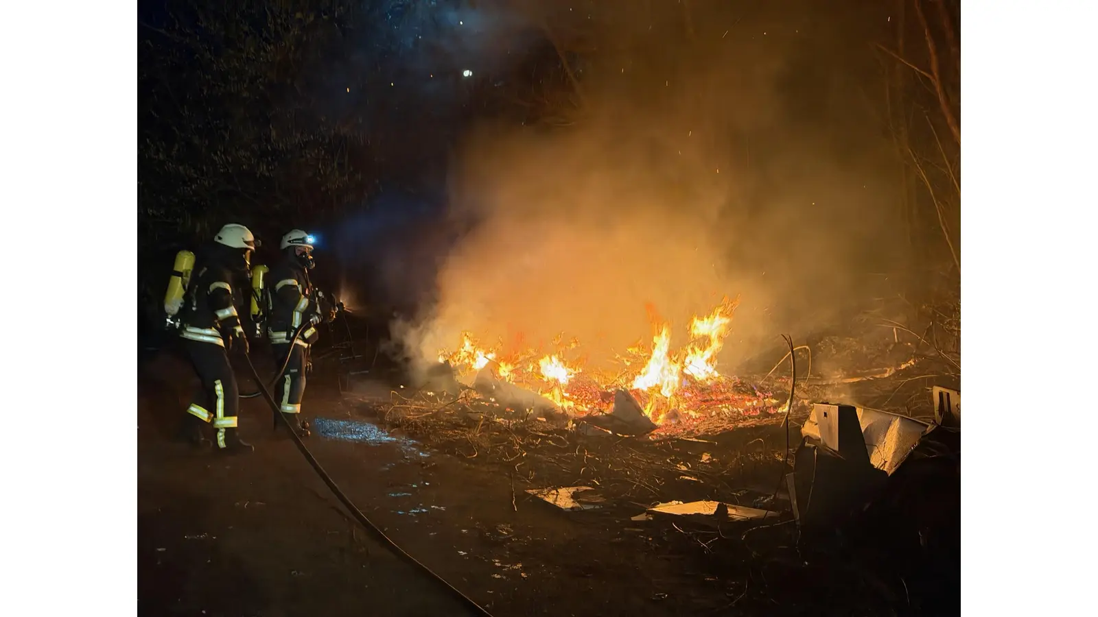 Flammen bereits auf Anfahrt sichtbar. (Foto: Feuerwehr)