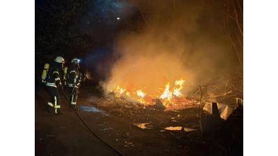 Flammen bereits auf Anfahrt sichtbar. (Foto: Feuerwehr)