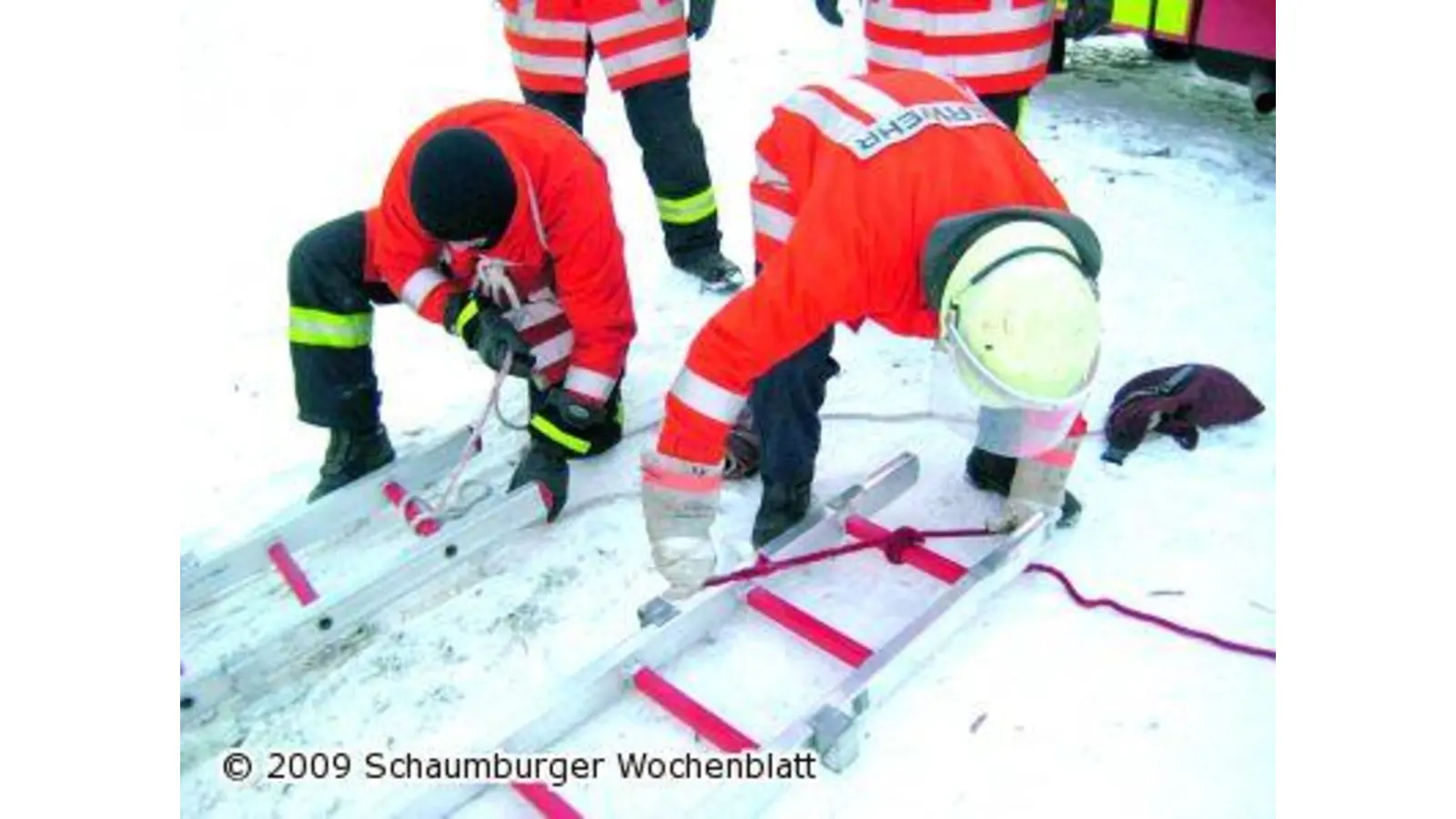 Kameraden üben Eisrettung (Foto: mk)